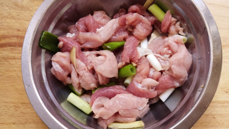 软炸里脊,拌匀,腌制15分钟。