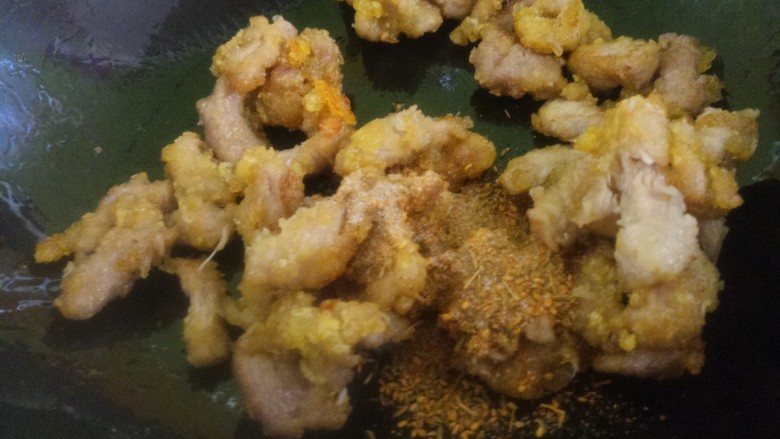 软炸里脊,复炸后盛出来。再放入锅内,把炒好点料倒进去,继续翻炒。