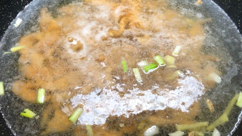 快手正餐 紫菜肉片汤,锅里放入1500ml水烧开,放入葱白和姜丝煮1分钟,放入腌制好的瘦肉煮2分钟