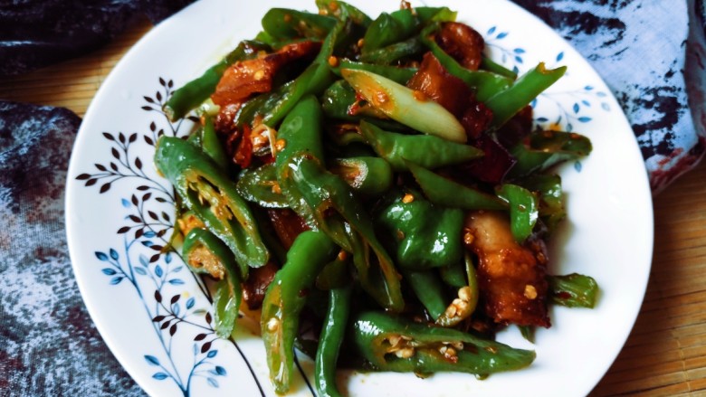 回锅肉,翻炒两分钟,回锅肉就出锅了,猪肉肥而不腻,青椒辣的流口水啊,超级下饭