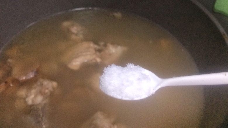 祛湿健脾: 土茯苓牛大力骨头汤,临出锅3分钟,放入适量盐调味。