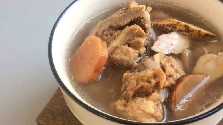 祛湿健脾: 土茯苓牛大力骨头汤,食疗不是有神效,一喝就见效果。不过只要适当地戒口,坚持喝一段时间,功效便慢慢能体现出来。