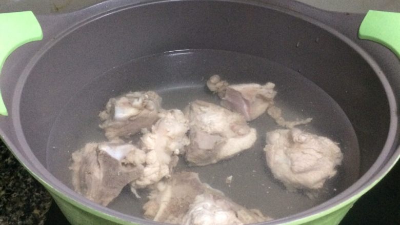 祛湿健脾: 土茯苓牛大力骨头汤,锅里装适量水,放入猪骨头。