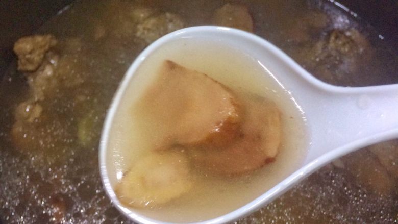 祛湿健脾: 土茯苓牛大力骨头汤,甘甜可口的祛湿健脾汤煮好啦!