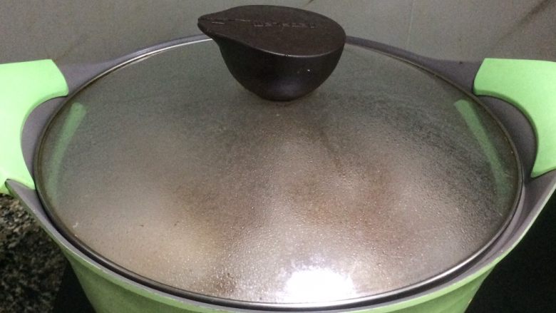 祛湿健脾: 土茯苓牛大力骨头汤,大火重新烧开后转小火,盖上锅盖煮2到3个钟。
根据药材的厚薄,增减熬汤的时间,必须2小时以上。
熬煮20来分钟后,你能闻到一股清新的药材香气。