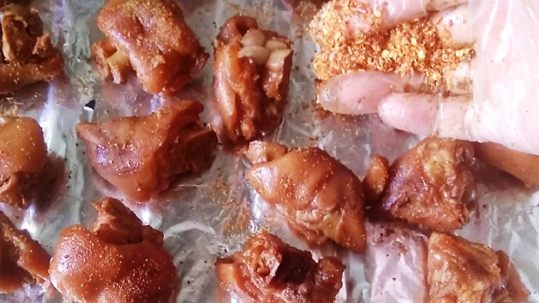 快手正餐烤猪手,喜欢吃辣的,可以撒点辣椒面,更好吃