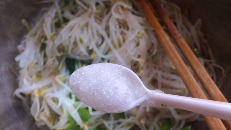 清爽小菜: 凉拌豆芽,适量盐调味,少许砂糖提鲜。