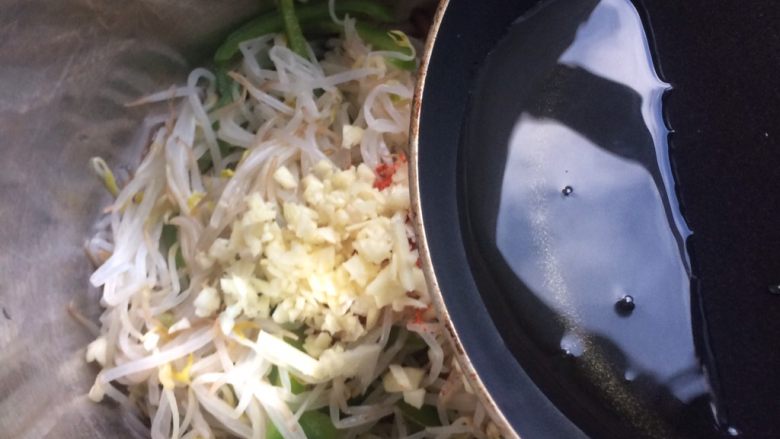 清爽小菜: 凉拌豆芽,适量油烧到7成热,浇到蒜蓉和辣椒面上。