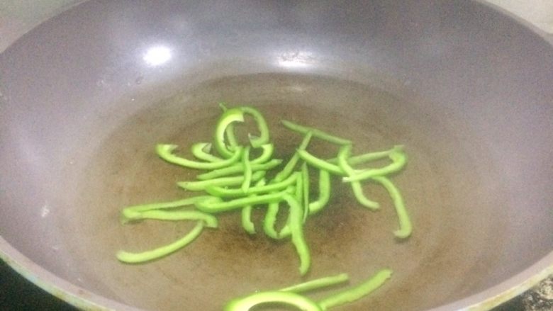 清爽小菜: 凉拌豆芽,青椒切成丝,也放入沸水中烫一下,捞出沥干水备用。