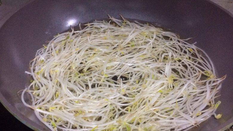 清爽小菜: 凉拌豆芽,适量水烧开,烫一下豆芽,立即捞出沥干水备用。
不要烫太熟。