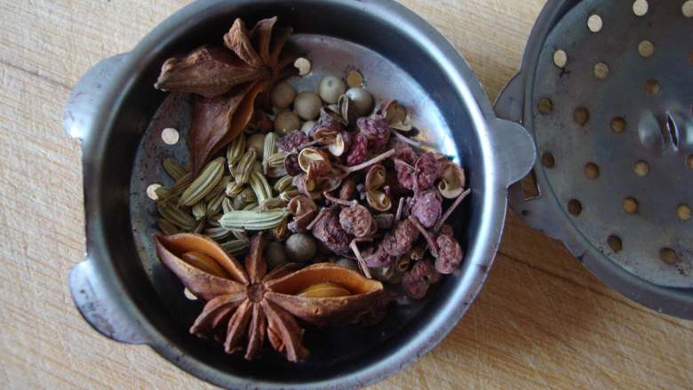 财源滚滚:酱牛肉,葱切段姜切片,把小的香料装到香料盒里备用