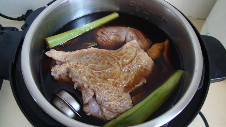 财源滚滚:酱牛肉,牛肉放入高压锅,倒入煮好的酱汁,压制30分钟