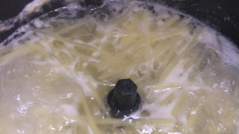爽口土豆丝,放入开水锅里,加热二到三分钟,然后把土豆唠出