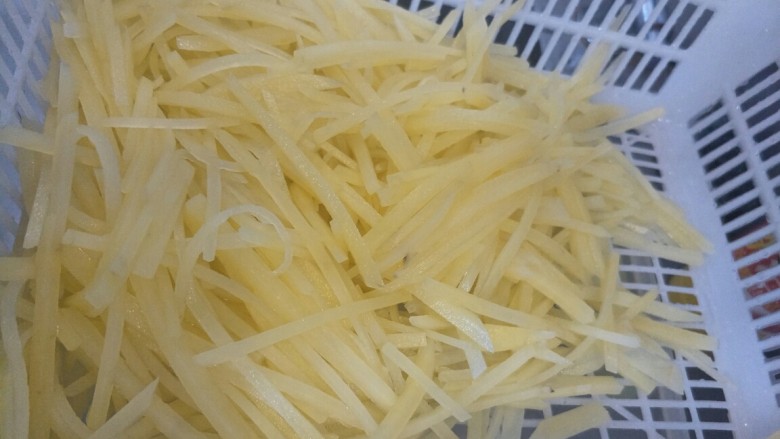 爽口土豆丝,捞出以后过凉,找个容器把以上小料放到里边儿搅拌均匀!!