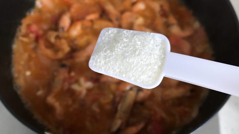 鸿运当头开背虾,3分钟后,打开锅盖,转中大火,待汤汁浓稠时,加一小勺细砂糖,一小勺细盐