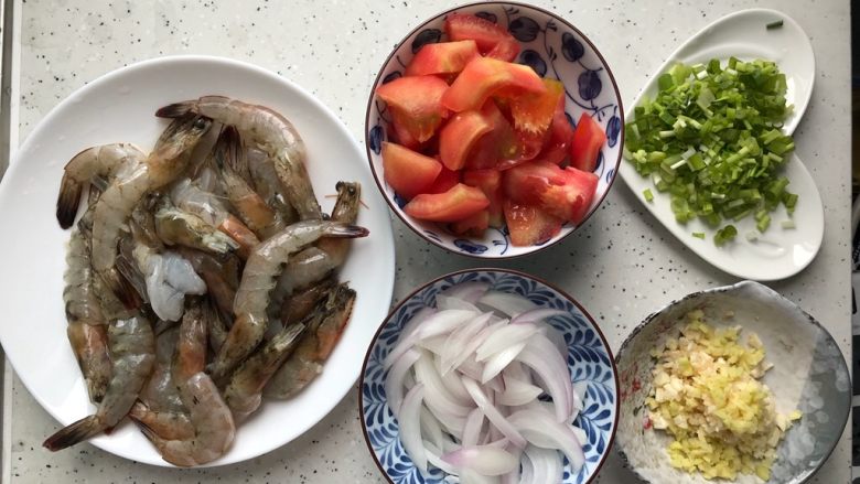 鸿运当头开背虾,首先我们准备好所有食材,
<a style='color:red;display:inline-block;' href='/shicai/ 294'>海虾</a>去枪去须去脚,背部剪一刀,去除虾肠,清洗干净,控干水分,
<a style='color:red;display:inline-block;' href='/shicai/ 3551'>西红柿</a>去皮洗净之后切成小块,
<a style='color:red;display:inline-block;' href='/shicai/ 29'>洋葱</a>去皮洗净之后切成丝,
<a style='color:red;display:inline-block;' href='/shicai/ 2794'>大蒜</a><a style='color:red;display:inline-block;' href='/shicai/ 2800'>生姜</a>分别去皮洗净之后切成末,
<a style='color:red;display:inline-block;' href='/shicai/ 157'>小葱</a>洗净之后切成圈