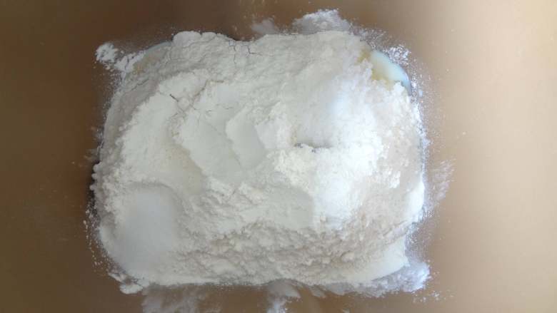 红豆牛奶哈斯,加入糖和盐,注意糖和盐需要对角放