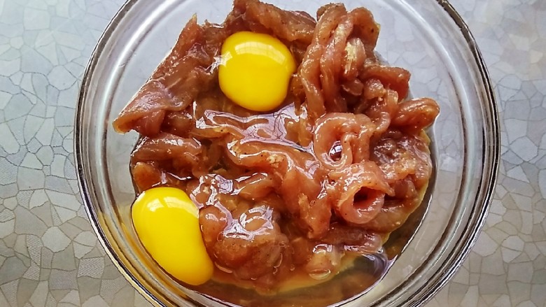 五香炸肉,腌制好的元宝肉,放入2个<a style='color:red;display:inline-block;' href='/shicai/ 9'>鸡蛋</a>