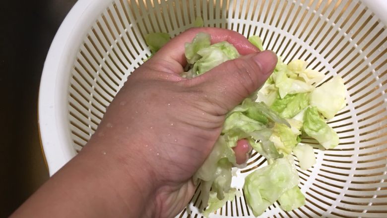 臭豆腐之台式泡菜,捏去水分!双手并用蛤!我这是要拍照咩!