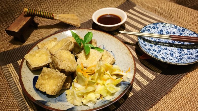 臭豆腐之台式泡菜,摆盘!炸好的<a style='color:red;display:inline-block;' href='/shicai/ 794'>臭豆腐</a>!腌了一晚的台式泡菜!佐以拌了辣豆瓣的酱油膏!啧啧啧!太好吃了!