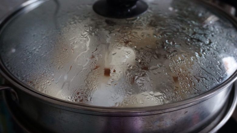 糯米小白鼠,锅里的水大火烧开后,上锅蒸7分钟左右