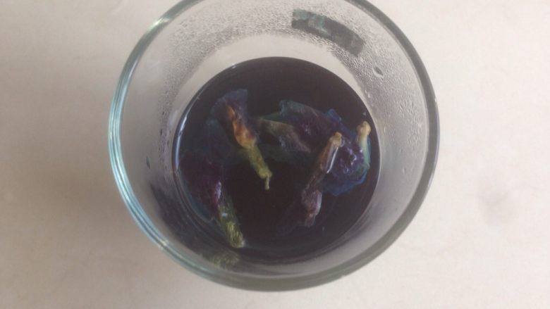 蝶豆花益力多,泡几分钟,颜色变深