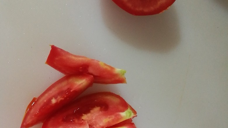 快手菜,腊肉番茄豆腐汤,番茄、腊肠切片