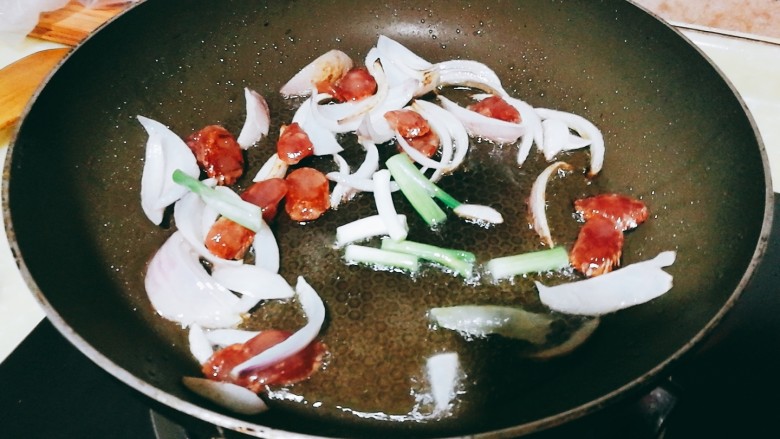 快手菜,腊肉番茄豆腐汤,加入腊肠煸香,加入葱头、番茄翻炒