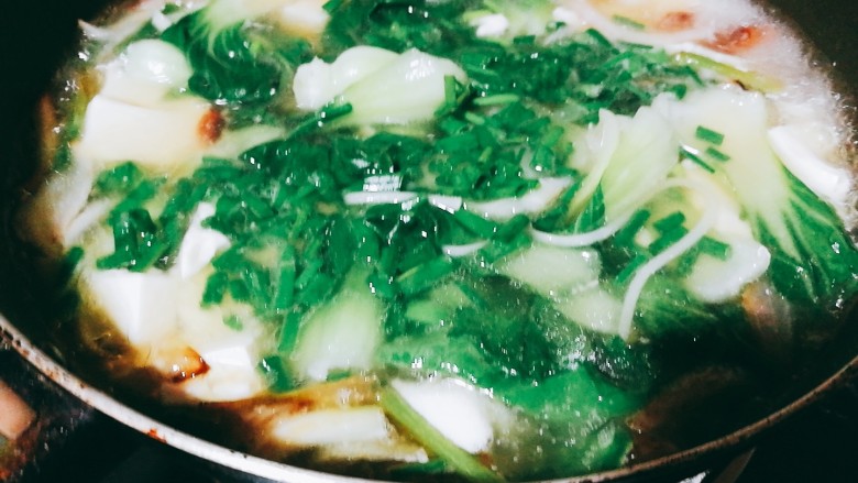 快手菜,腊肉番茄豆腐汤,撒上葱花,关火