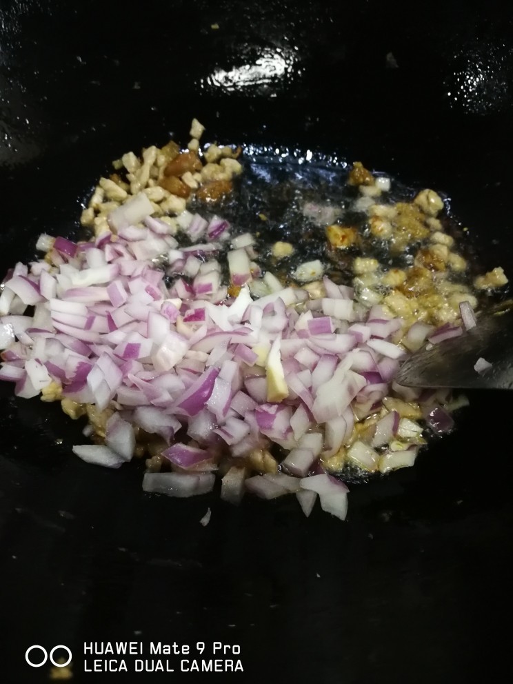 酱炒饭,将肥油放锅里熬出猪油,再将瘦肉放下去煸炒一下,再将洋葱放入煸炒出香味。