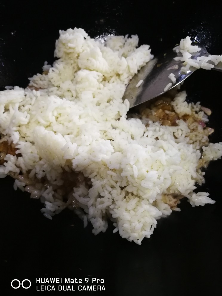 酱炒饭,将剩饭倒入锅中道路,翻炒,将米粒都炒散开,小火。