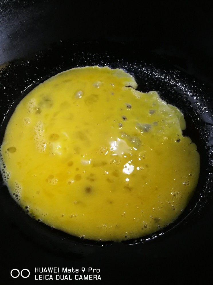 酱炒饭,另外,用平底锅把二个鸡蛋炒一下,备用。
