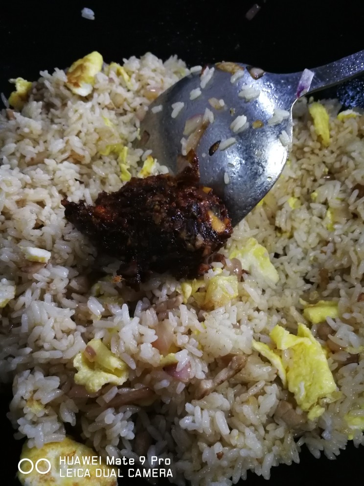 酱炒饭,将炒好的鸡蛋倒入米饭的锅中再加入自制酱一大勺,没有的话可以选择放豆瓣酱,如果喜欢用番茄酱也是可以的。