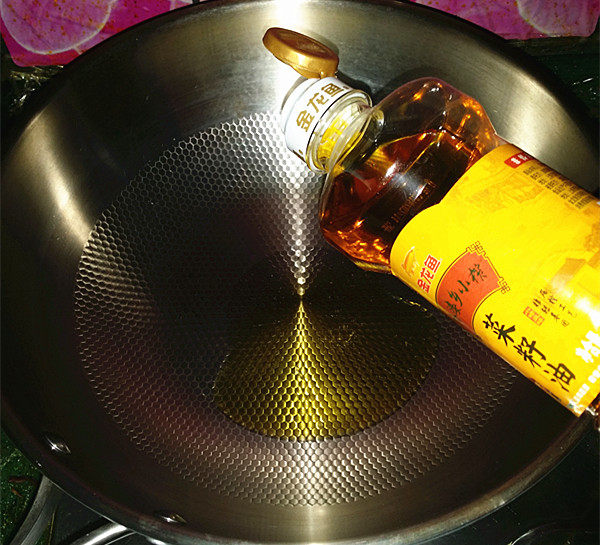 杭椒毛豆米小炒肉,炒锅烧热,滴入<a style='color:red;display:inline-block;' href='/shicai/ 848'>菜籽油</a>