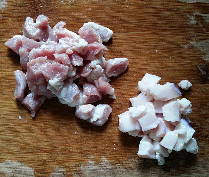 杭椒毛豆米小炒肉,前腿肉切小丁,肥瘦分开切