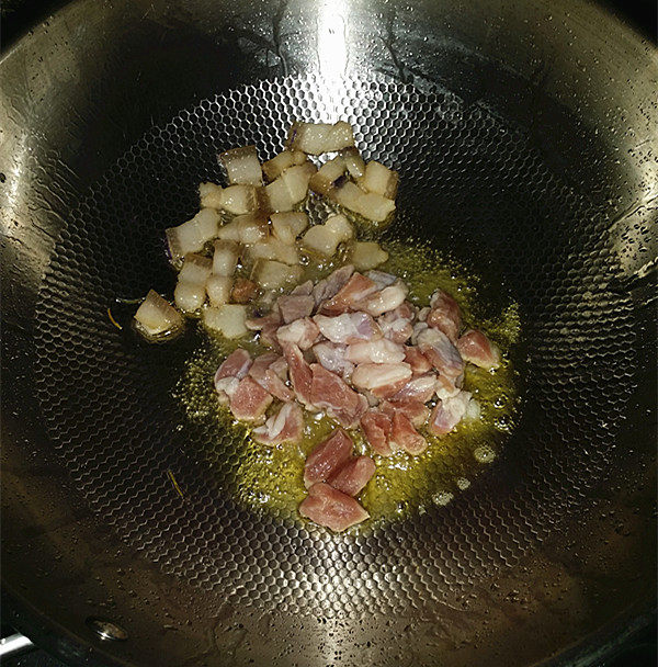 杭椒毛豆米小炒肉,看,锅内的油比图4要多出不少吧,然后下入瘦肉丁