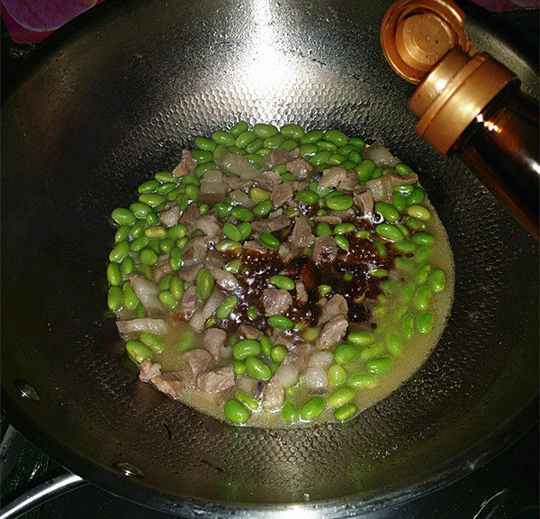 杭椒毛豆米小炒肉,滚开后滴入少许<a style='color:red;display:inline-block;' href='/shicai/ 762'>老抽</a>,后加盖转小火