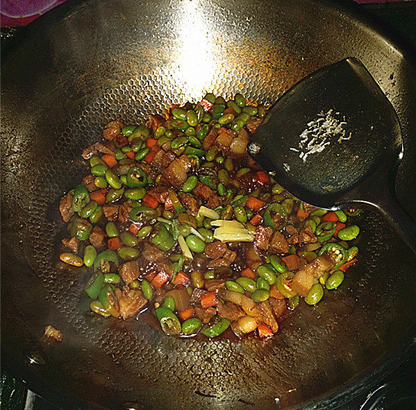 杭椒毛豆米小炒肉,最后撒少许<a style='color:red;display:inline-block;' href='/shicai/ 717'>味精</a>，炒匀关火