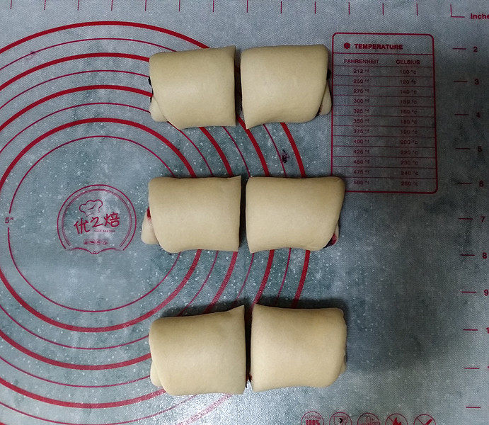 蓝莓酱玫瑰花面包#一次揉面&一次发酵#,3个面团一起卷好后,用刮板从每卷的中间切开,如图