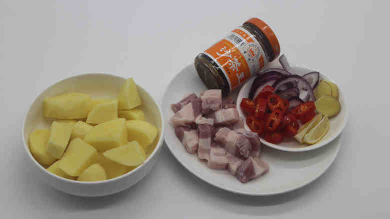 土豆焖五花肉,坐锅烧热放油爆香<a style='color:red;display:inline-block;' href='/shicai/ 37'>姜</a>片，然后放切好的<a style='color:red;display:inline-block;' href='/shicai/ 428'>五花肉</a>下去小火翻炒。