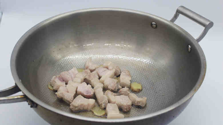 土豆焖五花肉,小火煸炒至金黄色。挤<a style='color:red;display:inline-block;' href='/shicai/ 919'>柠檬汁</a>。