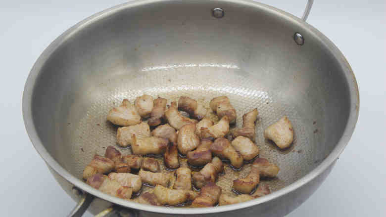 土豆焖五花肉,加入<a style='color:red;display:inline-block;' href='/shicai/ 23'>土豆</a>块一起翻炒。