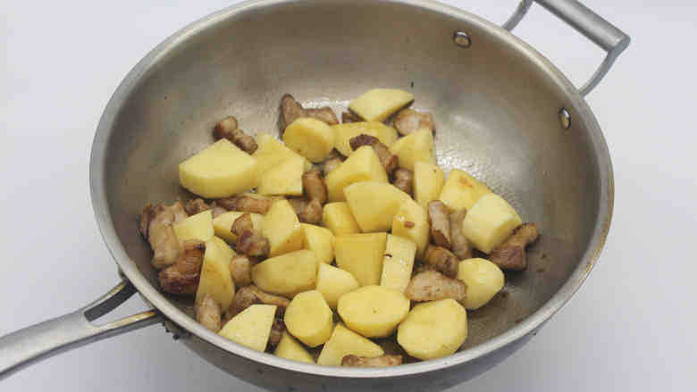 土豆焖五花肉, 加入<a style='color:red;display:inline-block;' href='/shicai/ 705'>豆瓣酱</a>，<a style='color:red;display:inline-block;' href='/shicai/ 788'>生抽</a>上色。