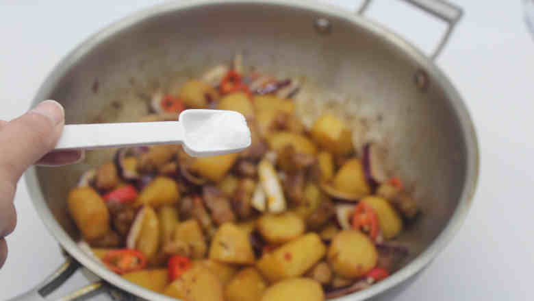 土豆焖五花肉,起锅时加盐调味即可。