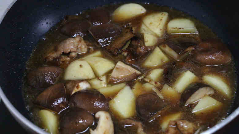 鲜蔬杂烩, 添加适量清水,水不要太多,与食材基本持平或略低于食材都可以。盖上锅盖中小火慢炖约10分钟。