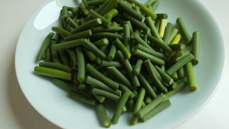 快手正餐 五花肉炒蒜苔,锅中放入适量油烧七成热,放入蒜苔过油,