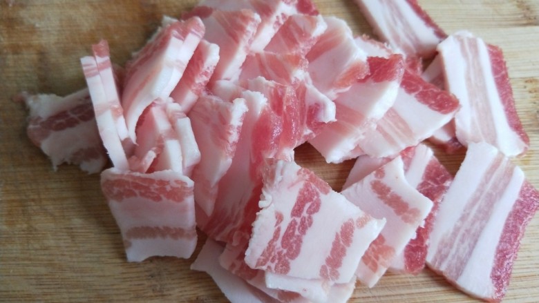 快手正餐 五花肉炒蒜苔,<a style='color:red;display:inline-block;' href='/shicai/ 428'>五花肉</a>去皮切成片。