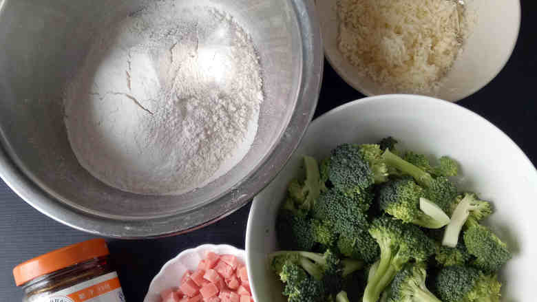 西兰花咸蛋糕,西兰花用适量淡盐水浸泡片刻后,捞出;