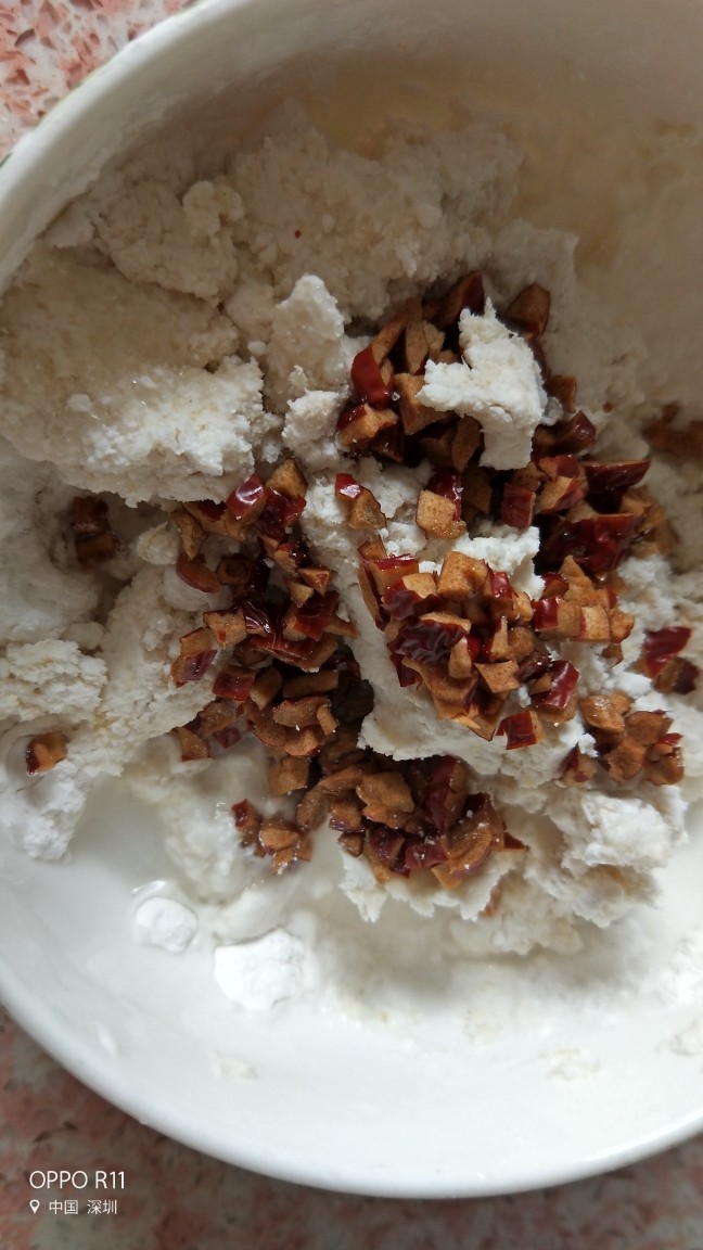 快手早餐 软糯红枣豆渣小饼,豆渣,粘米粉,糯米粉,红枣叮混合一起,加入砂糖