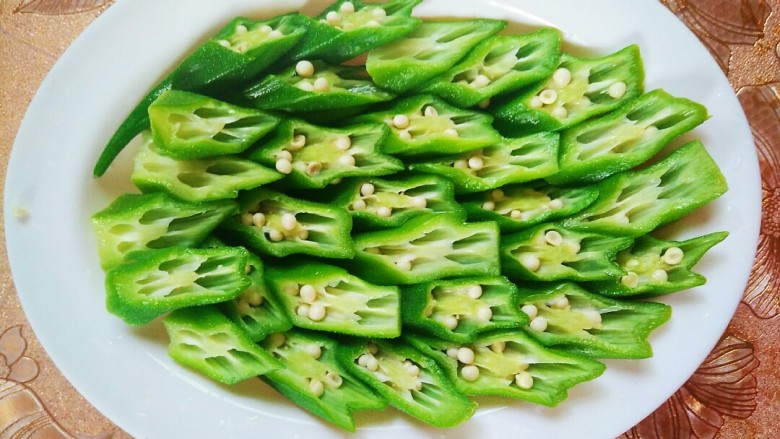 快手小食+凉拌秋葵,再把它切成小段,摆盘
